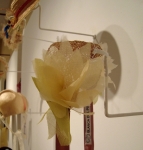 Detalle de la flor de seda de la media capota Brigitte