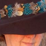 sombrero de fieltro con plumas